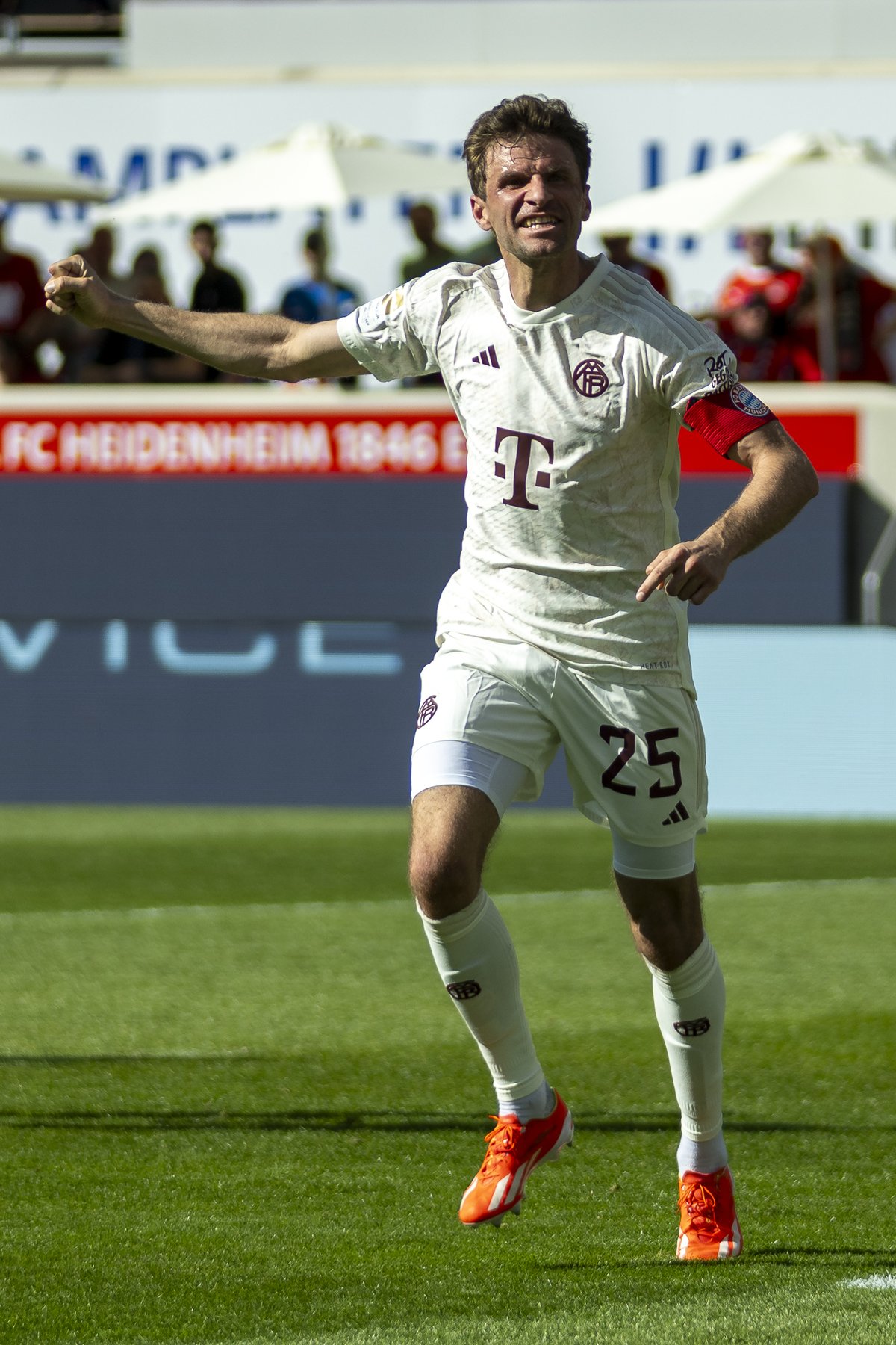 Thomas Müller jubelt nach dem 0:1 durch Harry Kane