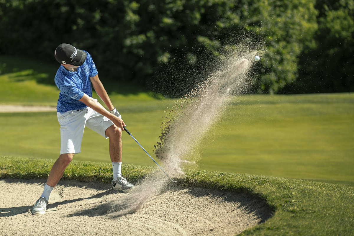 Bunkerschlag mit Sandfontäne