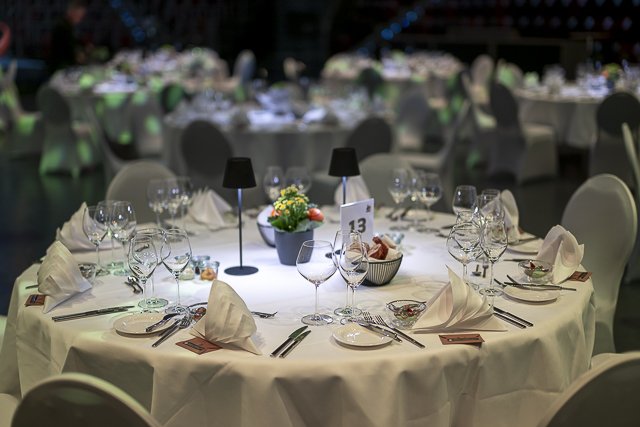 Gedeckter Tisch in der Halle