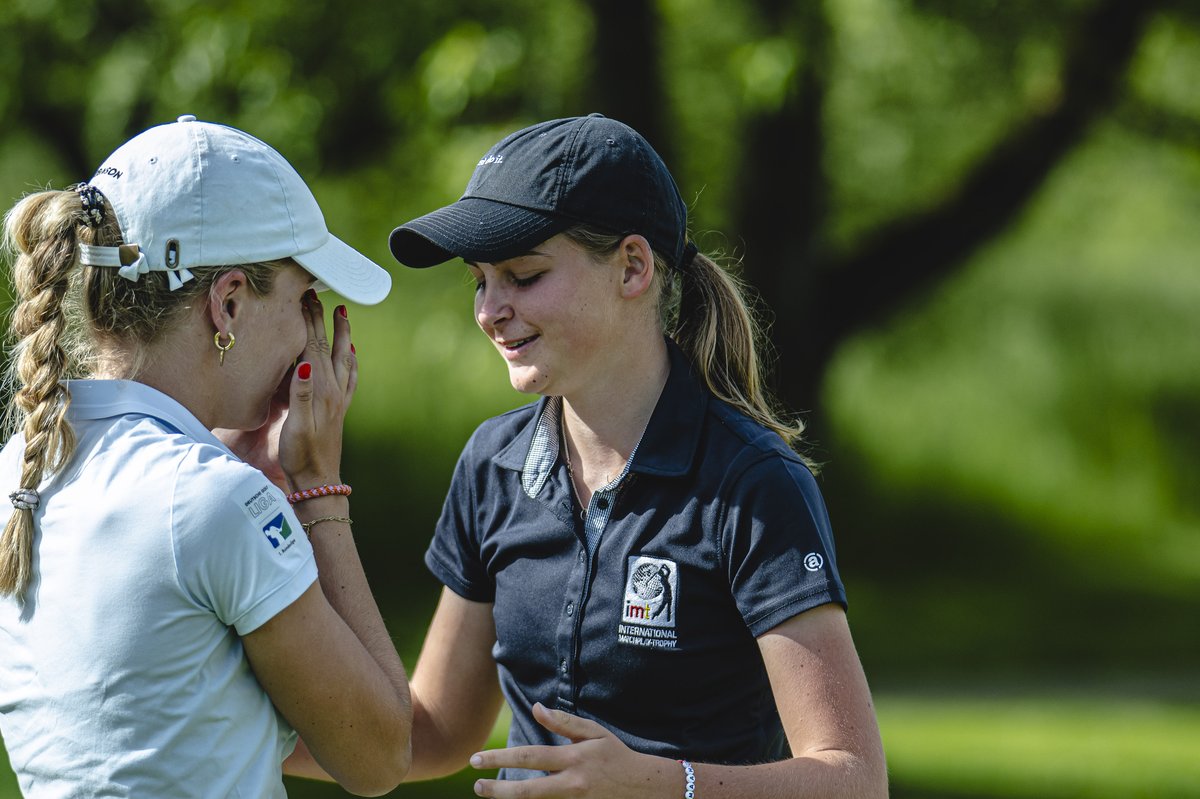 Zwei Spielerinnen nach dem Finale, eine mit Tränen in den Augen