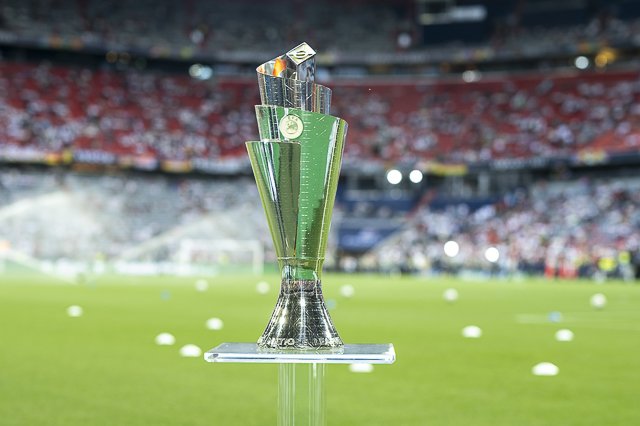 Nations-League-Pokal auf dem Rasen