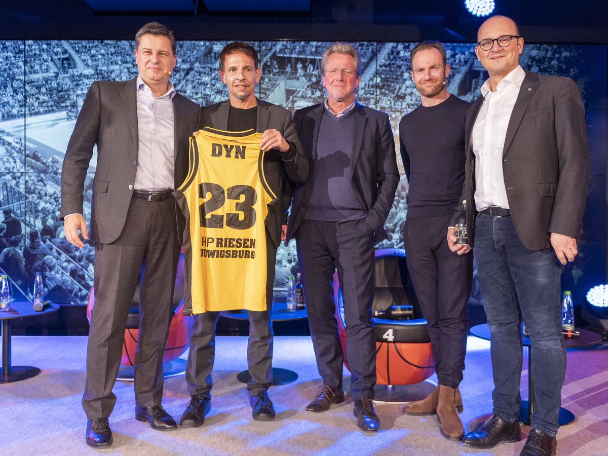 Christian Seifert, Alexander Reil, Dr. Stefan Holz, Dr. Dennis Vogt und Andreas Küchle mit dem Trikot „DYN 23“ der MHP RIESEN Ludwigsburg