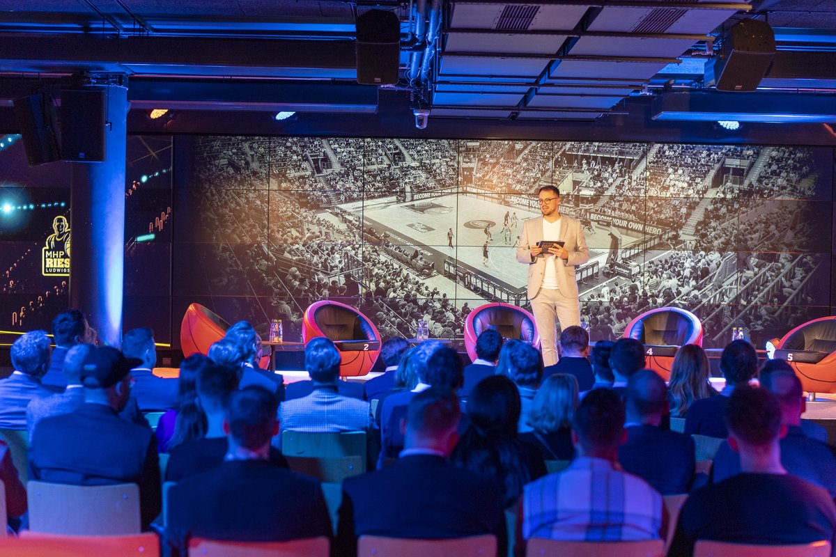 Moderator Florian von Stackelberg vor vollem Saal