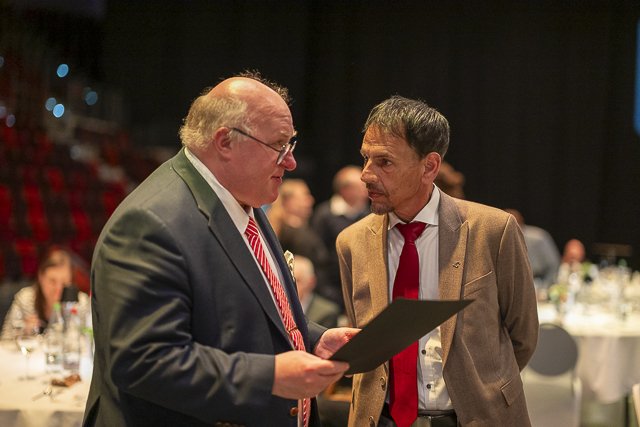Ingo Weiss überreicht Alexander Reil eine Urkunde