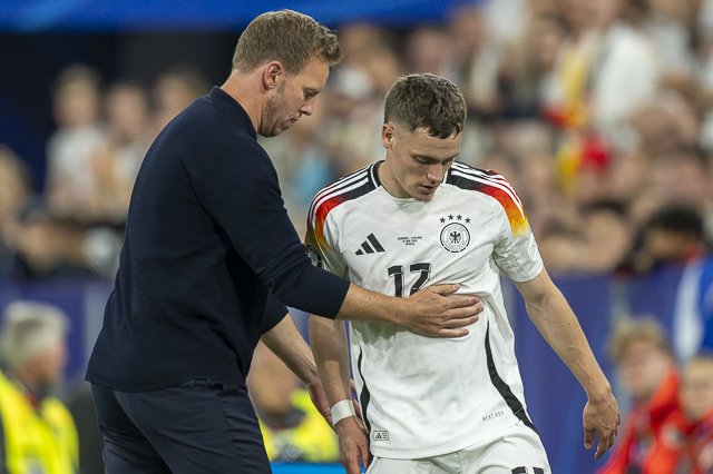 Nagelsmann umarmt Florian Wirtz bei der Auswechslung