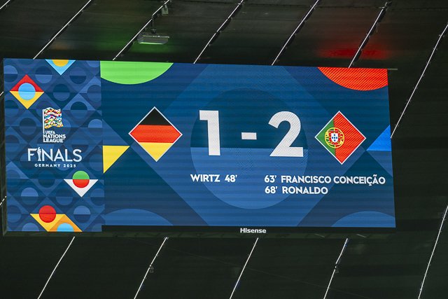 Anzeigetafel 1:2 mit Torschützen