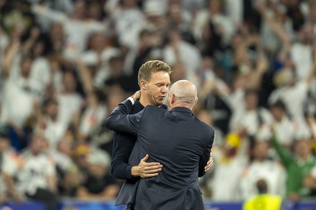 Nagelsmann umarmt Schottlands Trainer Steve Clarke